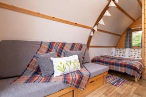 een kamer met 2 bedden in een tiny house bij Humble Bee Farm Glamping in Folkton