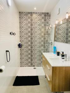 ein Badezimmer mit Dusche, Waschbecken und Badewanne in der Unterkunft LOFT24 fibre tout compris in Ussat + 92 Fotos