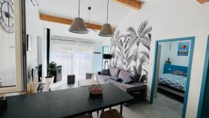 ein Wohnzimmer mit Sofa und Tisch in der Unterkunft LOFT24 fibre tout compris in Ussat