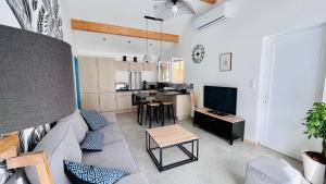 ein Wohnzimmer mit Sofa und Tisch in der Unterkunft LOFT24 fibre tout compris in Ussat