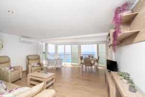 a living room with a view of the ocean at El Rincón Playero de María II TOTALMENTE REFORMADO ABRIL 2022 in Benidorm