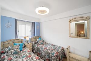a bedroom with two beds and a mirror at El Rincón Playero de María II TOTALMENTE REFORMADO ABRIL 2022 in Benidorm +88 photos