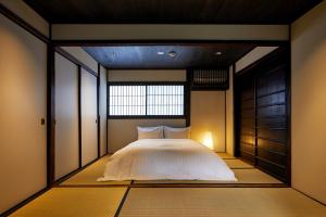 Postel nebo postele na pokoji v ubytování YADORU KYOTO HANARE Washi No Yado