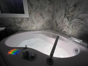 A bathroom at Villa Olympia Pool Sea View Mountains Lake Nature Sleeps 8 Air Conditioning Wi-Fi