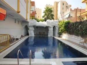 Kolam renang di atau dekat dengan Perlo Hotel City
