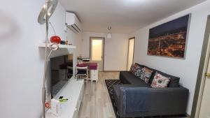 - un salon avec un canapé et une table dans l'établissement APARTAMENTS B O D CoLLBLANC, à L'Hospitalet de Llobregat