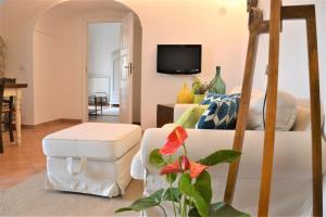 索倫托的住宿－Sorrento View，客厅配有白色沙发和电视