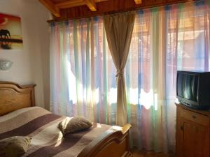 TV a/nebo společenská místnost v ubytování Rolling Stone Hostel