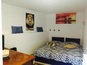 Postel nebo postele na pokoji v ubytování Rolling Stone Hostel