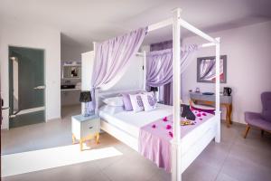 Voodi või voodid majutusasutuse MAR n MAR CROWN HOTEL-SUITES toas