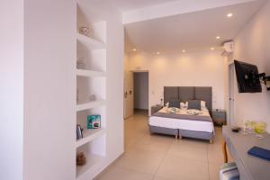 Voodi või voodid majutusasutuse MAR n MAR CROWN HOTEL-SUITES toas