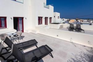 Rõdu või terrass majutusasutuses MAR n MAR CROWN HOTEL-SUITES