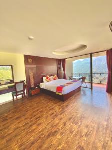 1 dormitorio con 1 cama, escritorio y ventanas en Sapa Vista Hotel, en Sa Pa