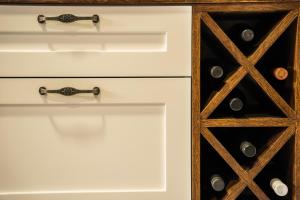 drewniana szafka z 2 szufladami z butelkami wina w obiekcie Roman style stone Villa Lux Solis w Nin
