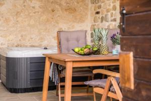 una mesa con un bol de fruta en el baño en Roman style stone Villa Lux Solis, en Nin