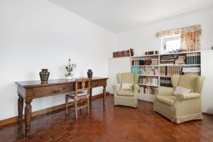 a home office with a desk and two chairs at Villa Cicci e Sandro in Bellano