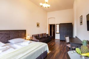 pokój hotelowy z łóżkiem i salonem w obiekcie ZEPPELIN APARTMENTS Simple Acomodation w Jeleniej Górze