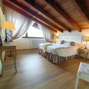 - une chambre avec un lit et une grande fenêtre dans l'établissement Agriturismo La Casetta - ospitalità rurale familiare, à Montese