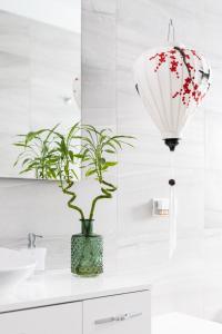 Ванная комната в Home2Book Design Asian Sabina, Heated Pool & View
