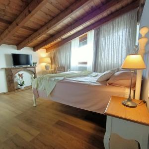 سرير أو أسرّة في غرفة في Agriturismo La Casetta - ospitalità rurale familiare
