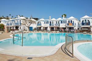 una gran piscina en medio de un complejo en Villa Playmar en Maspalomas