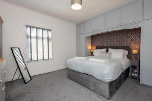 Un dormitorio blanco con una cama grande y una ventana. en Langdale Road, en Darlington