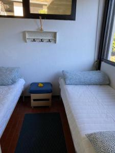 Giường trong phòng chung tại Italy Bungalow Gardalake Tignale. Sunclass