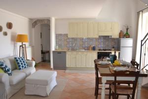 索倫托的住宿－Sorrento View，厨房以及带桌子和沙发的客厅。