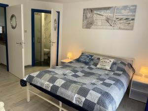 Un pat sau paturi într-o cameră la Dafne1 apartamenty