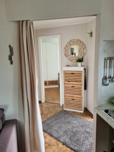 ein Wohnzimmer mit einer Kommode und einem Spiegel in der Unterkunft Ferienhaus am See in Jabel