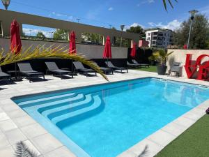 Bazén v ubytování IBIS Cannes Mouans Sartoux Piscine parking gratuit nebo v jeho okolí