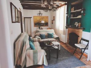 sala de estar con sofá y chimenea en La Era de San Blas, en Fuentes de León