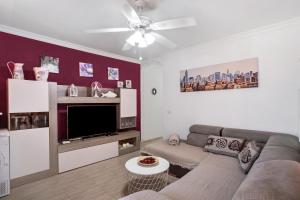 a living room with a couch and a flat screen tv at Apartamento Porís in Poris de Abona