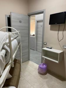 Pokój szpitalny z łóżkiem i telewizorem w obiekcie Hotel Poker w mieście Neapol