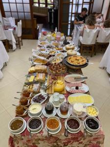 a long table filled with food on top at Hotel Imigrantes in Bento Gonçalves