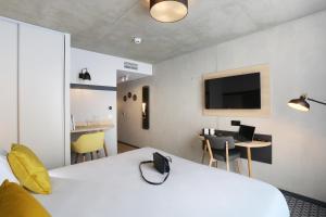 Appart Hotel Odalys City Toulouse Blagnac Aéroport的电视和/或娱乐中心