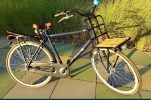 オストルダにあるApartament Wakacje i rowery gratisの歩道にバスケットを置いた自転車