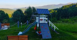 Детска площадка в Domki Na Skale z widokiem na panoramę Karkonoszy