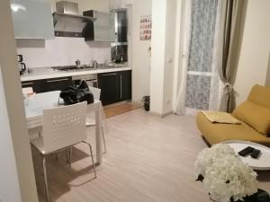 Una cocina y una sala de estar con una mesa y un sofá. en Balcone sul mare, en Monterosso al Mare