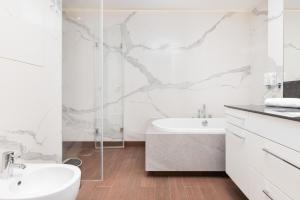Kúpeľňa v ubytovaní Sea Towers 15th floor Apartment with Sea View by Renters Prestige