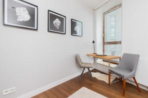 Posedenie v ubytovaní Sea Towers 15th floor Apartment with Sea View by Renters Prestige