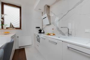 Kuchyňa alebo kuchynka v ubytovaní Sea Towers 15th floor Apartment with Sea View by Renters Prestige