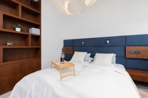 格地尼亞的住宿－Sea Towers 15th floor Apartment with Sea View by Renters Prestige，一间卧室配有一张大床和蓝色床头板