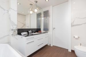 Kúpeľňa v ubytovaní Sea Towers 15th floor Apartment with Sea View by Renters Prestige