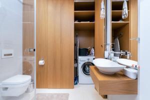 Kúpeľňa v ubytovaní Sea Towers 15th floor Apartment with Sea View by Renters Prestige