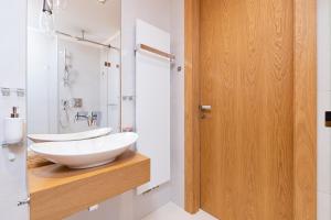 Kúpeľňa v ubytovaní Sea Towers 15th floor Apartment with Sea View by Renters Prestige