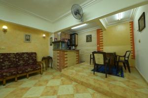 - un salon avec un canapé et une table dans l'établissement Aisling, au Caire