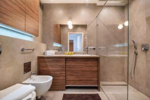 a bathroom with a sink and a toilet and a shower at City Centre Luxury Apartment by BookingHost in Warsaw +26 photos