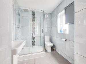 W łazience znajduje się prysznic, toaleta i umywalka. w obiekcie Pass the Keys Modern 1 bedroom apartment in Manchester w Manchesterze