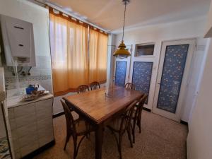 eine Küche und ein Esszimmer mit einem Holztisch und Stühlen in der Unterkunft Garibaldi in Mendoza